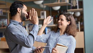 Οι μεσήλικες δεν είναι πια οι «λιγότερο ευτυχισμένοι»: Οι νεότερες γενιές δηλώνουν ολοένα και πιο δυστυχισμένες