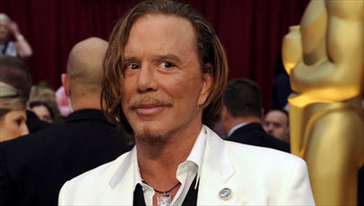 «Αγνώριστος» ο Μ.Ρουρκ: Δείτε φωτογραφίες από σπάνια δημόσια εμφάνιση του ηθοποιού