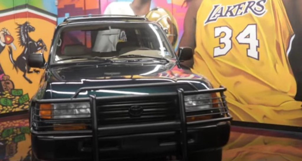 Ο Shaquille O’Neal τιμά τον Kobe Bryant με την αποκατάσταση του εφηβικού του Land Cruiser (βίντεο)