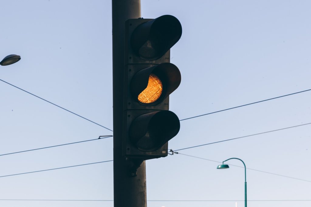 Τι λέει ο ΚΟΚ για το πορτοκαλί φανάρι; – Μπορούμε να περάσουμε ή όχι