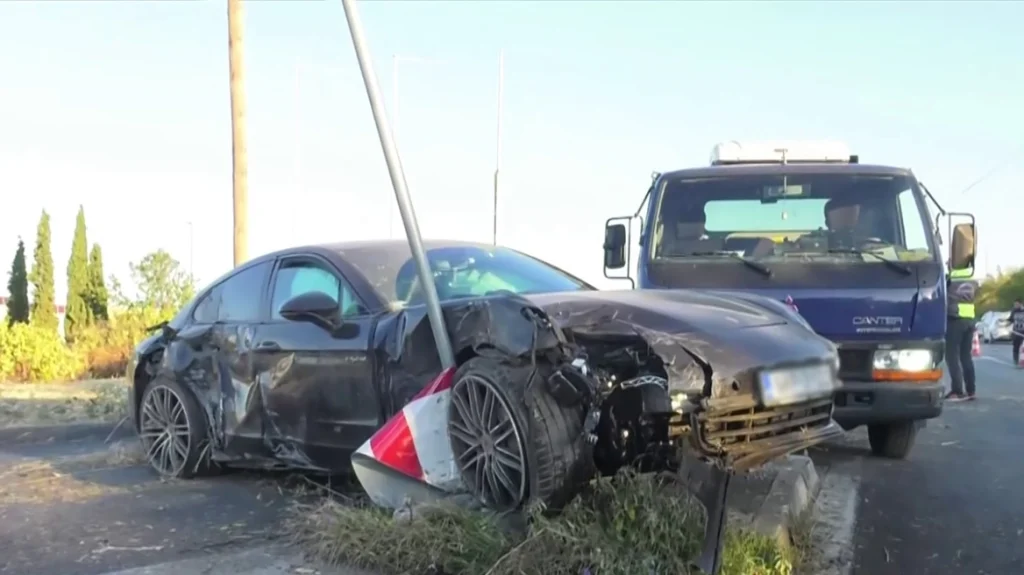 Aπίστευτο τροχαίο με «δαιμονισμένη» Πόρσε που διέλυσε άλλο όχημα – Δύο τραυματίες – Ο ένας σοβαρά