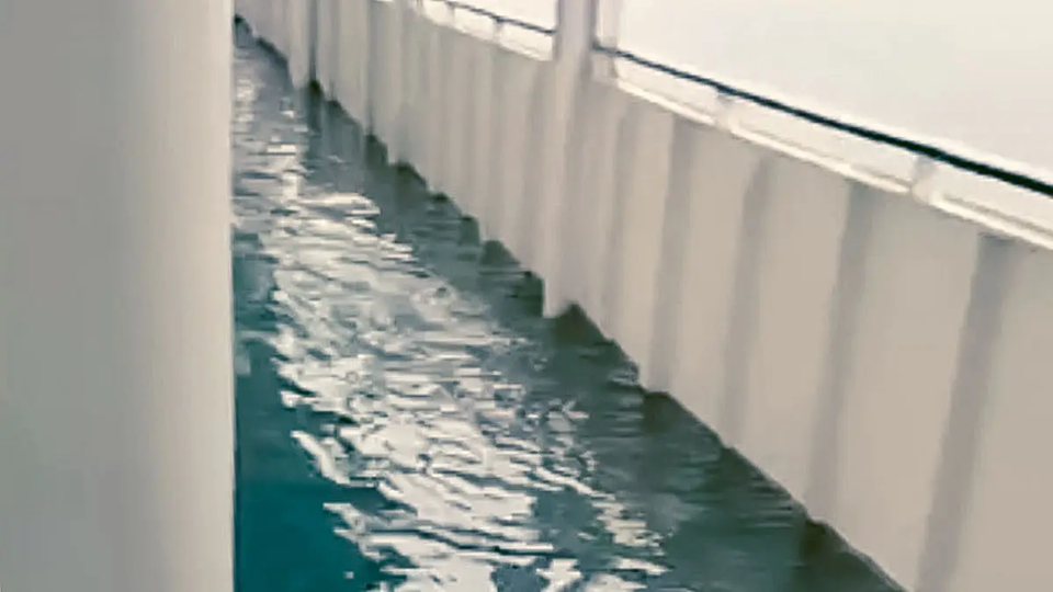 Κακοκαιρία στην Κέρκυρα: Ταλαιπωρία στο δρομολόγιο προς Ηγουμενίτσα – Γέμισε νερά το κατάστρωμα του πλοίου (βίντεο)