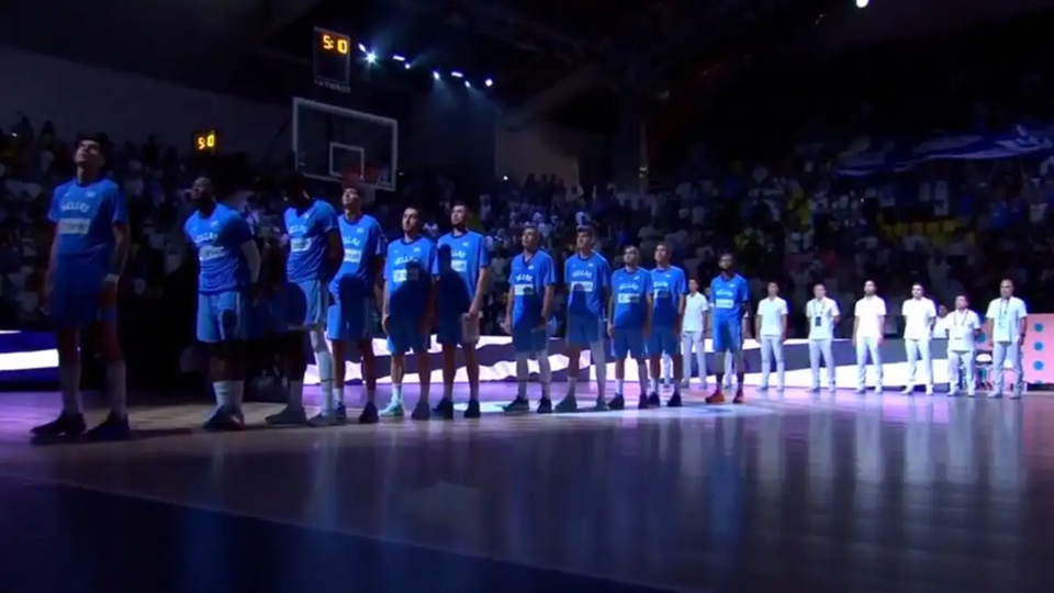Eurobasket: Η στιγμή που Ελλάδα και Κύπρος ψέλνουν τον εθνικό ύμνο πριν το τζάμπολ του αγώνα (βίντεο)