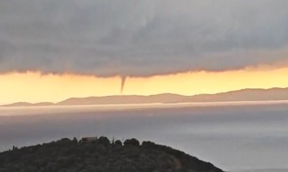 Βίντεο: Εντυπωσιακός υδροστρόβιλος στη θαλάσσια περιοχή ανάμεσα στον Αρίλλα Θεσπρωτίας και τους Παξούς