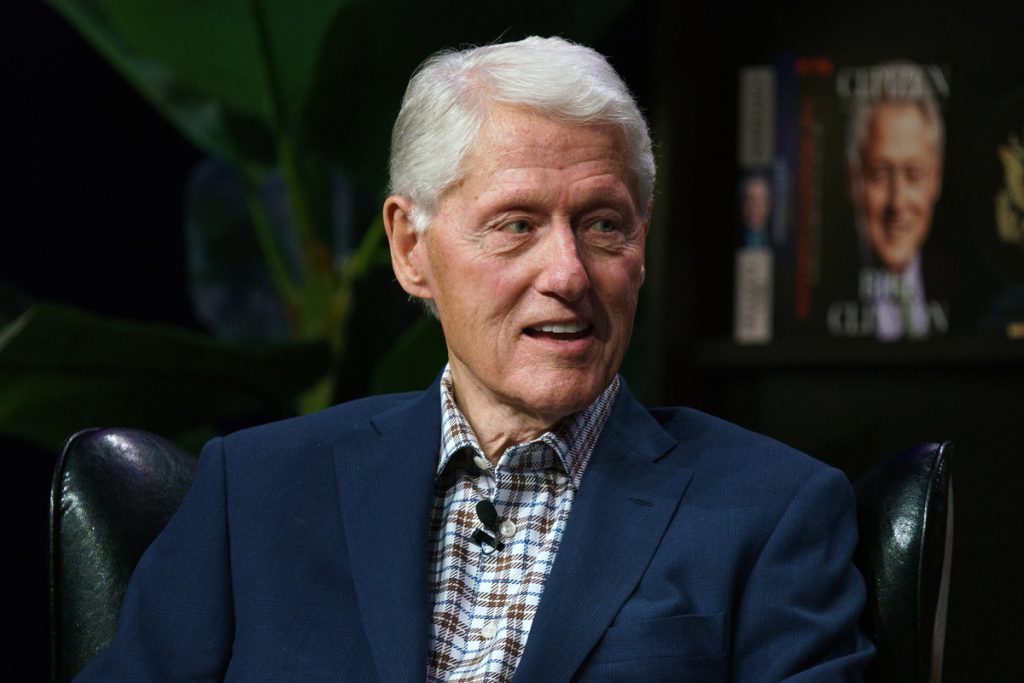 Μ.Κλίντον: Eθεάθη με φορητό απινιδωτή – Έντονη ανησυχία για την υγεία του (φωτο)