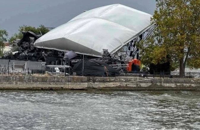 Ιωάννινα: Κατέρρευσε από τον αέρα η σκηνή που είχε στηθεί για τη συναυλία των Α.Βίσση, Α.Ρέμο & Χ.Μάστορα (βίντεο)