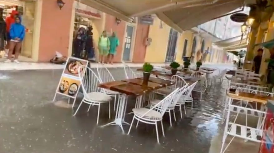 Καταρρακτώδης βροχή και δρόμοι «ποτάμια» στην Κέρκυρα: Χωρίς ρεύμα πολλά σπίτια (βίντεο)