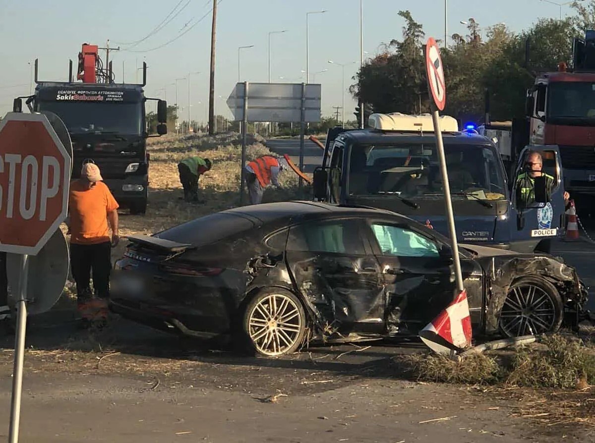 Τροχαίο με Porsche στη Θέρμη: Αβοήθητοι επί μιάμιση ώρα οι δύο νέοι – «Ήταν σαν να ήθελε να τους σκοτώσει»