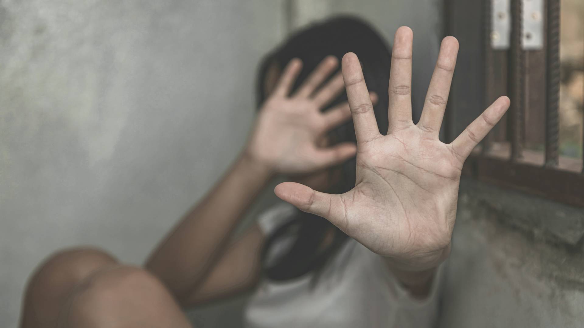 Εφιάλτης για 25χρονη: Ο σύντροφός της την χτυπούσε και την εξέδιδε – «Με κλείδωσε στο σπίτι και έφυγε»