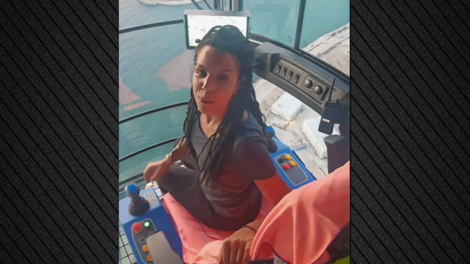 Βίντεο: Γυναίκα που χειρίζεται γερανό στο Ελληνικό απαντά σε ερωτήσεις από τα 150 μέτρα ύψος