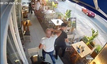 Χανιά: Η στιγμή που σερβιτόρος σώζει γυναίκα από πνιγμό με τη λαβή «Heimlich» (βίντεο)