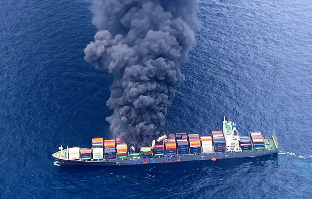 Μπαταρίες λιθίου και λάθος δηλωμένα φορτία αυξάνουν τις φωτιές σε πλοία Ro-Ro και containerships