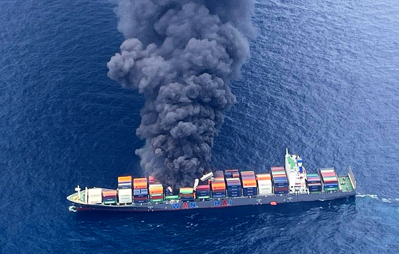 Μπαταρίες λιθίου και λάθος δηλωμένα φορτία αυξάνουν τις φωτιές σε πλοία Ro-Ro και containerships