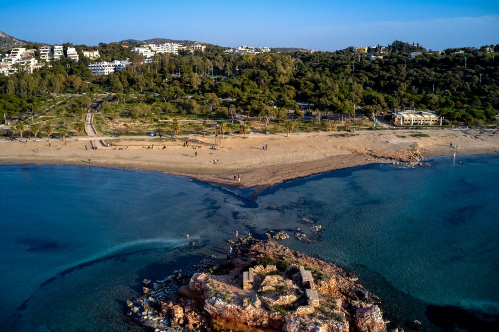 Αναστάτωση στην παραλία Καβούρι στη Βουλιαγμένη: Ξεβράστηκε χειροβομβίδα του Β’ Παγκοσμίου Πολέμου (φωτο)