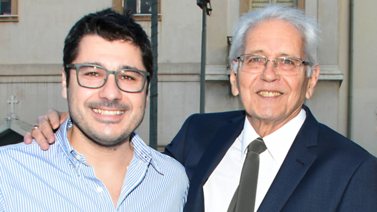 Λ.Κωνσταντάρας: Oι φωτογραφίες που δημοσίευσε από την παιδική του ηλικία με τον πατέρα του