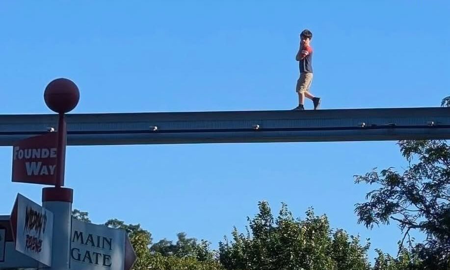 ΗΠΑ: Η στιγμή που μικρό αγοράκι περπατά πάνω σε ράγες τρένου σε λούνα παρκ – Βρισκόταν σε ύψος 30 μέτρων! (βίντεο)