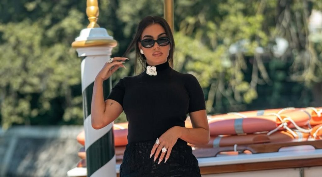 Στην Βενετία η Τζορτζίνα Ροντρίγκεζ που… μοστράρει το μονόπετρο των 3,7 εκατ. δολαρίων από τον Κ.Ρονάλντο (φωτο)