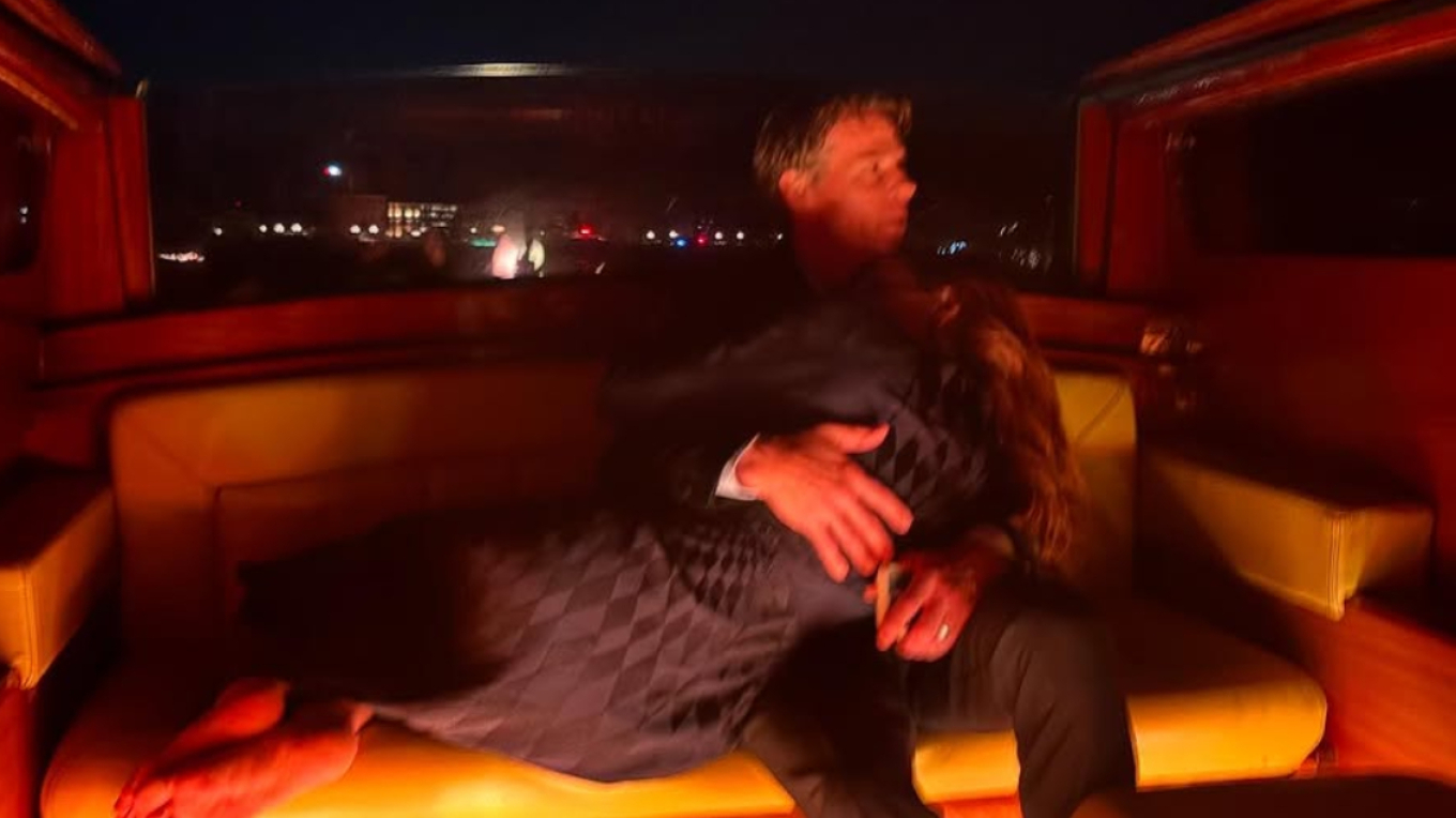 Τζούλια Ρόμπερτς – Ντάνι Μόντερ: Η τρυφερή αγκαλιά του ζευγαριού στη βόλτα τους με θαλάσσιο ταξί στη Βενετία (φωτο)