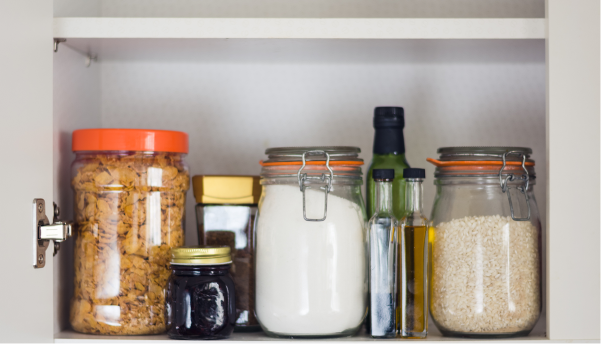 8+1 τρόφιμα που δεν πρέπει ποτέ να αποθηκεύετε σε ντουλάπι