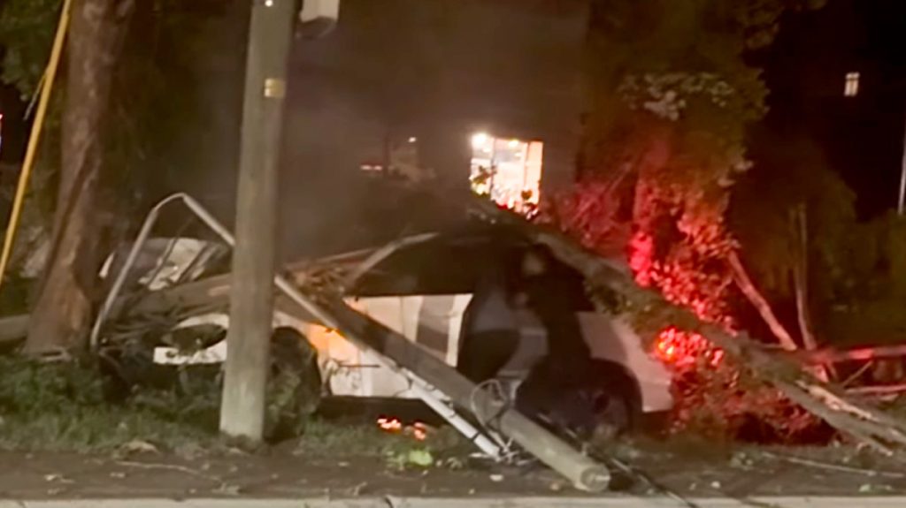 Βίντεο: 20χρονος έσωσε οδηγό λίγα δευτερόλεπτα πριν το όχημά του «τυλιχθεί» στις φλόγες στη Νέα Υόρκη!