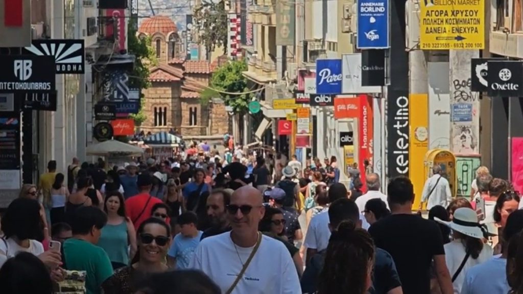 Προτίμησαν τις διακοπές και όχι τα ψώνια οι Έλληνες – Τι κατέγραψε το Ινστιτούτο Εμπορίου της ΕΣΕΕ