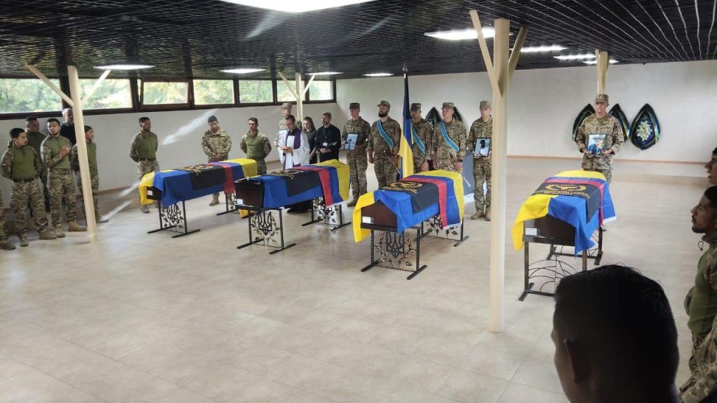 Επιστρέφουν σε κάσες τέσσερις πρώην Κολομβιανοί στρατιωτικοί που πολεμούσαν ως μισθοφόροι στην Ουκρανία (φωτο)