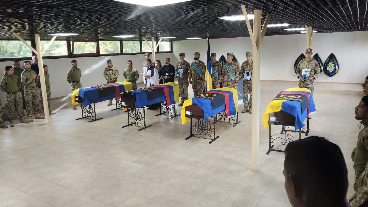 Επιστρέφουν σε κάσες τέσσερις πρώην Κολομβιανοί στρατιωτικοί που πολεμούσαν ως μισθοφόροι στην Ουκρανία (φωτο)