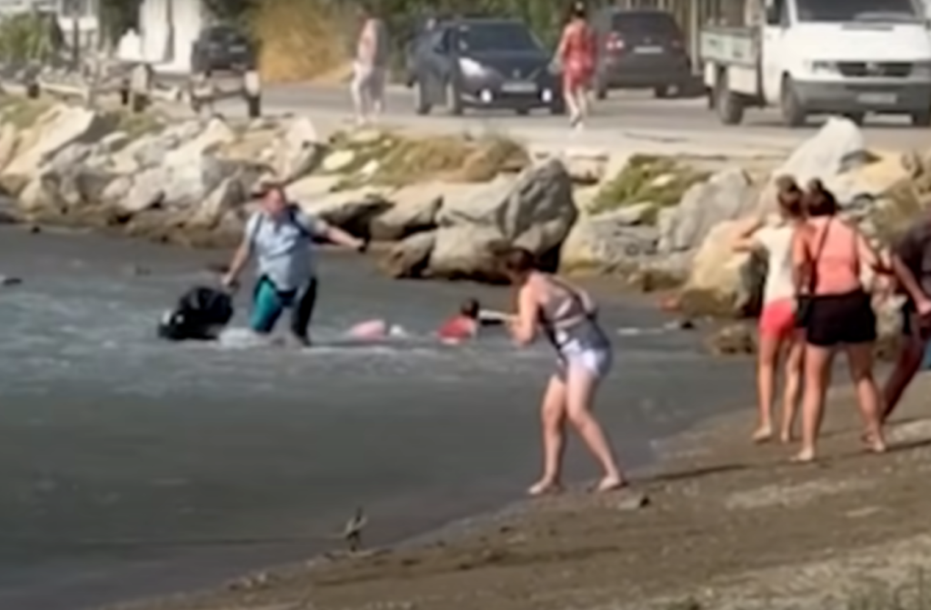 Βαλίτσες τουριστών στη Σκιάθο εκτοξεύθηκαν στη θάλασσα λόγω του αέρα από τις τουρμπίνες αεροπλάνου (βίντεο)