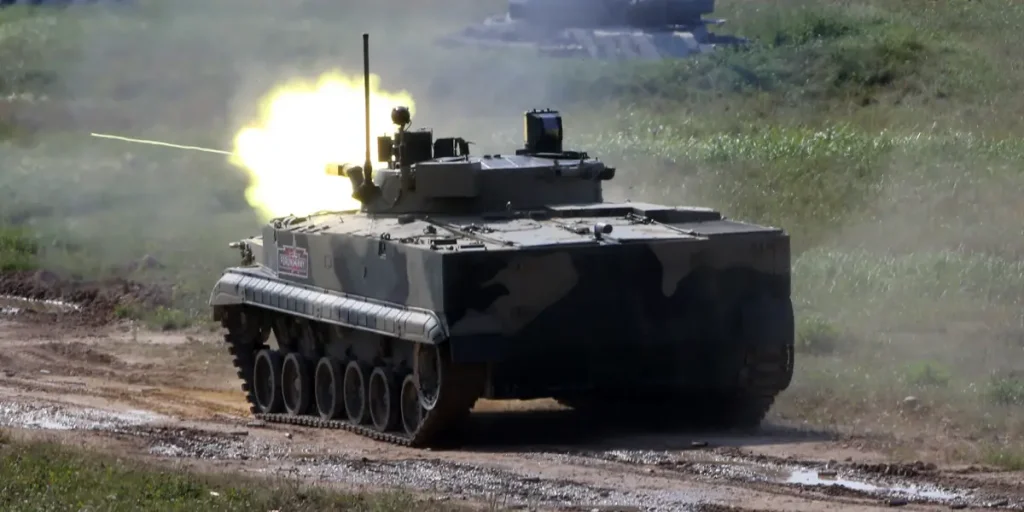 Ρωσικά ΤΟΜΑ BMP-3 εξουδετερώνουν ουκρανικές θέσεις στην πρώτη γραμμή (βίντεο)