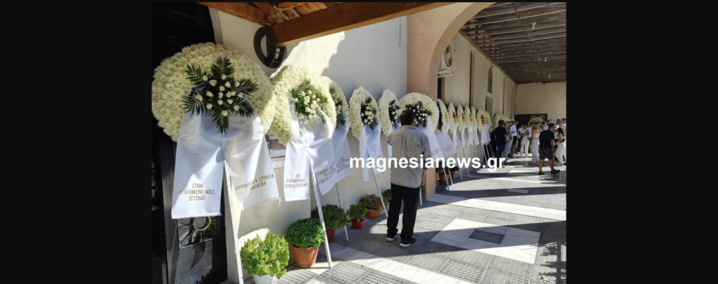 Βόλος: Ανείπωτη θλίψη στην κηδεία του 17χρονου που πέθανε από εγκεφαλική αιμορραγία (φωτο)