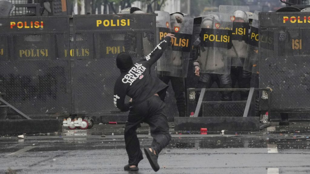 Ινδονησία: Τουλάχιστον 20 αγνοούμενοι μετά τις διαδηλώσεις και τα βίαια επεισόδια