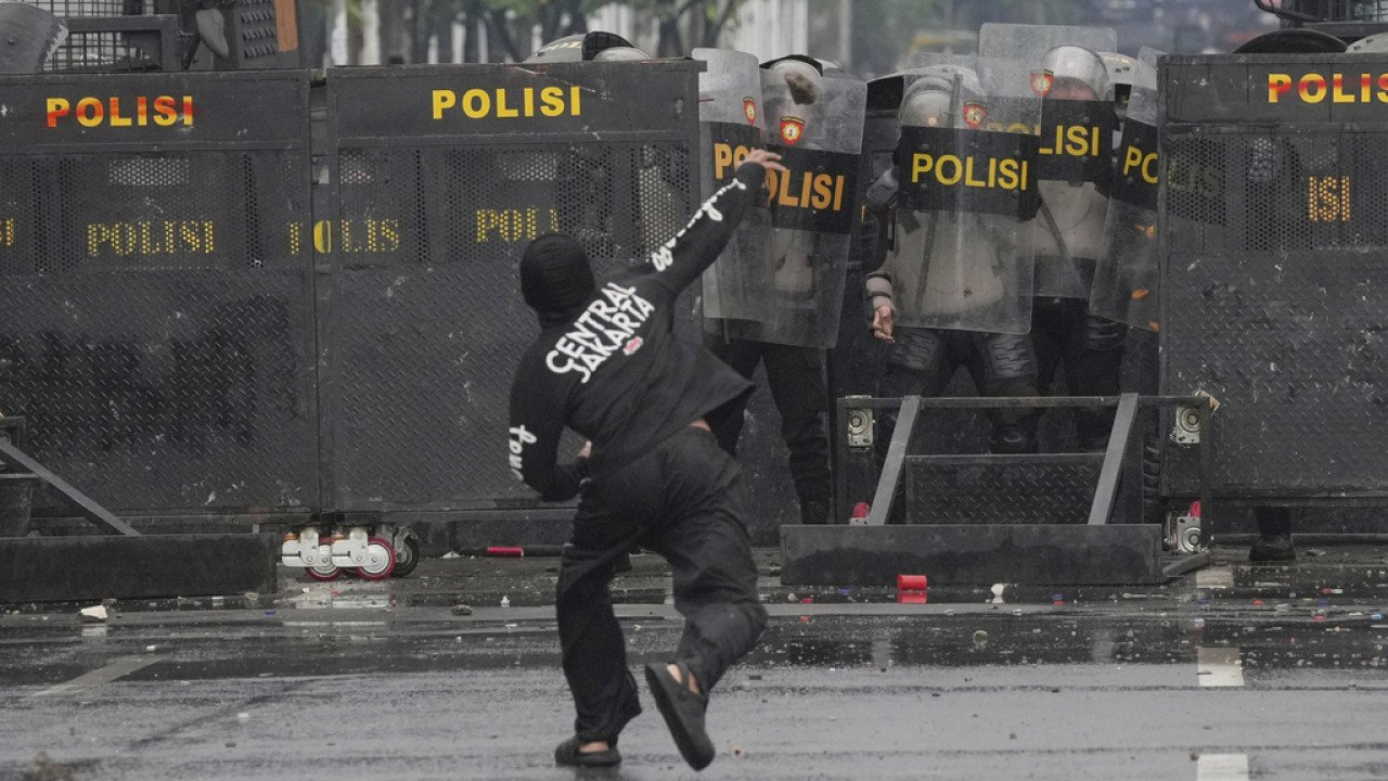 Ινδονησία: Τουλάχιστον 20 αγνοούμενοι μετά τις διαδηλώσεις και τα βίαια επεισόδια