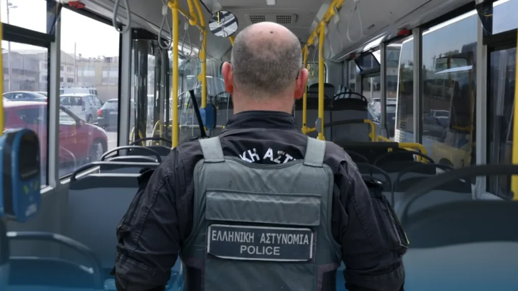 Δύο λεωφορεία με αστυνομικούς πάνε στα Χανιά για διαμαρτυρία στην σύλληψη του αστυνομικού στην υπόθεση της Κρήτης