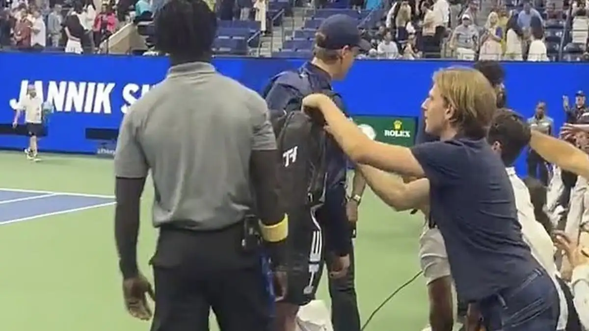US Open: Θεατής πιάστηκε στα πράσα να κλέβει την τσάντα Ιταλού τενίστα (βίντεο)