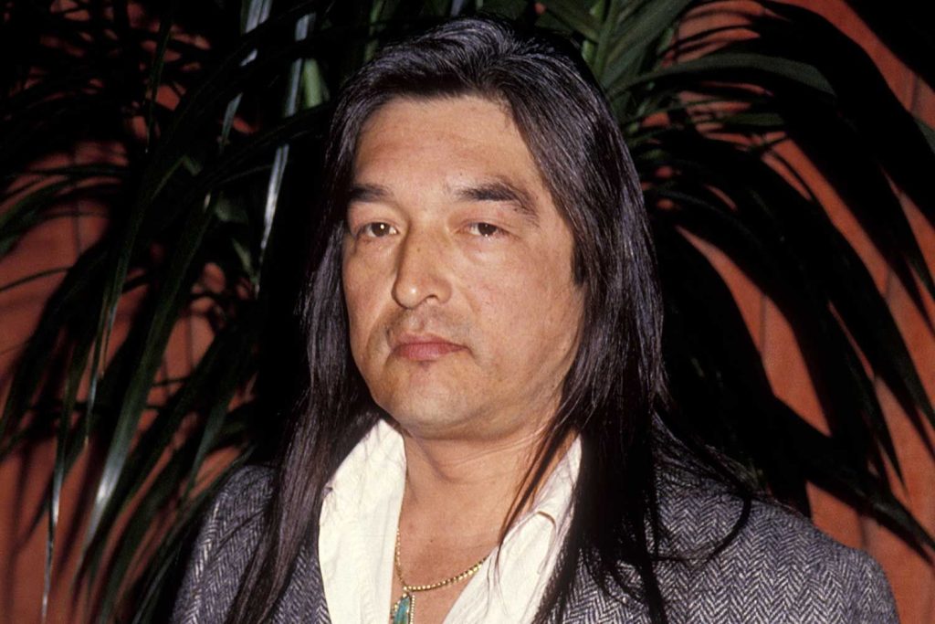 «Έφυγε» από τη ζωή σε ηλικία 73 ετών ο Γκράχαμ Γκριν: Ήταν ο μάγος των Λάκοτα Σιού στο «Χορεύοντας με τους Λύκους»