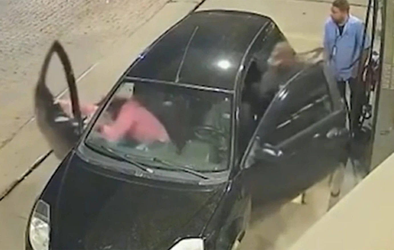 Βραζιλία: H στιγμή που γυναίκα δραπετεύει από απαγωγέα σε πρατήριο καυσίμων (βίντεο) 