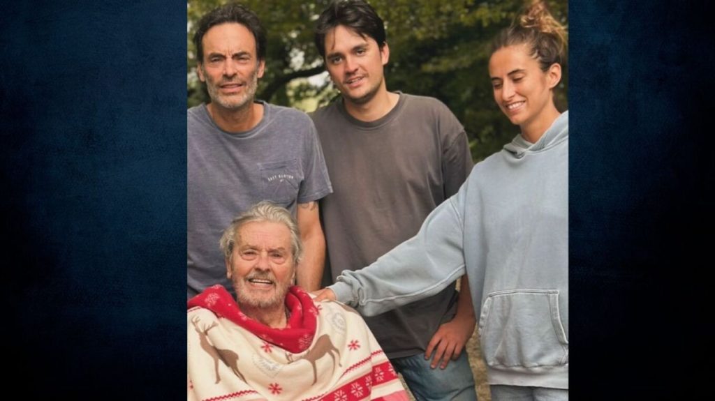 «Εμφύλιος» πόλεμος στην οικογένεια του Αλέν Ντελόν – Γιατί ο γιος του ζητά να ακυρωθεί η διαθήκη του πατέρα του