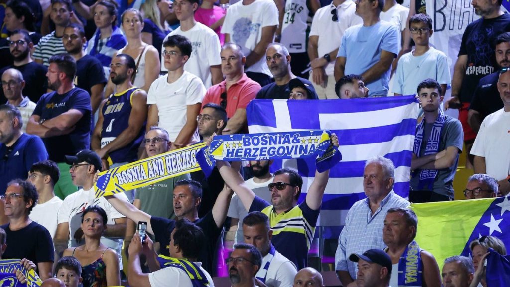 Ελλάδα – Βοσνία 77:80: Οπαδοί των φιλοξενούμενων προσπάθησαν να αρπάξουν ελληνικές σημαίες