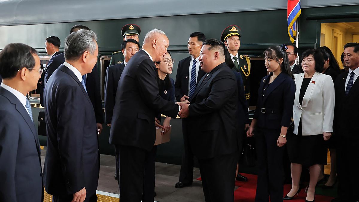 Κιμ Γιονγκ Ουν: Μαζί με την κόρη του Κιμ Τζου-ε στο Πεκίνο – Είναι η «πιο πιθανή διάδοχός» του