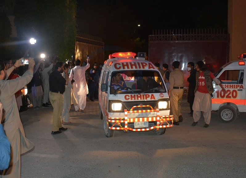 Πακιστάν: Τουλάχιστον 14 νεκροί σε βομβιστική επίθεση καμικάζι σε συγκέντρωση κόμματος των Βελούχων (βίντεο)