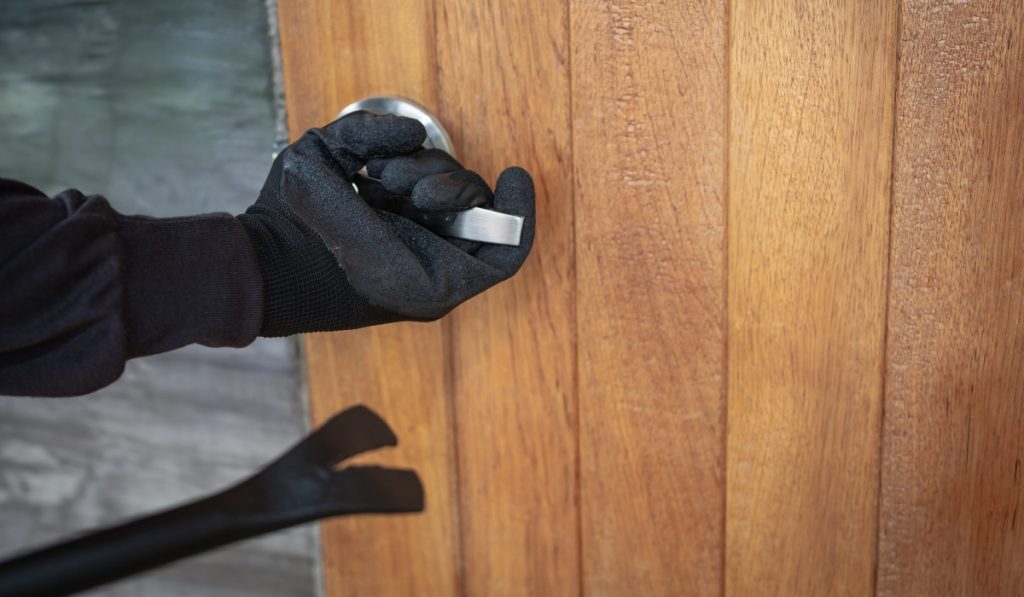 Διαρρήκτες εισέβαλαν στο σπίτι 26χρονης στη Θεσσαλονίκη: Προσπάθησαν να τραυματίσουν αστυνομικούς με σύριγγες