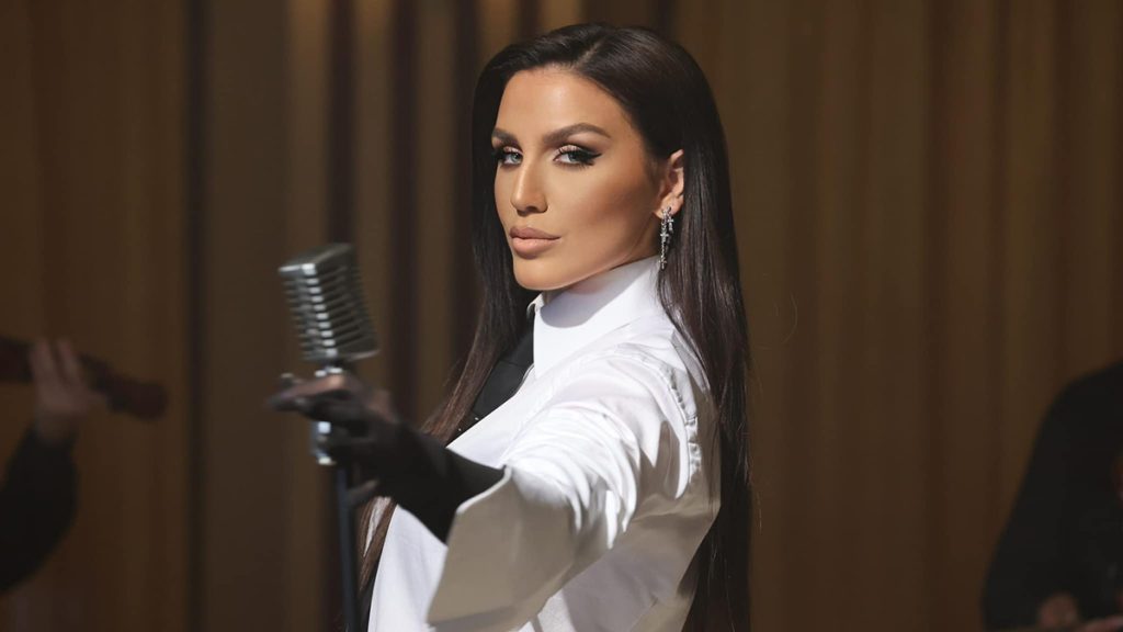 Ι.Καλλιμάνη: «Έφαγε» πανέρι με λουλούδια στο πρόσωπο – Ή επική αντίδρασή της (βίντεο) 