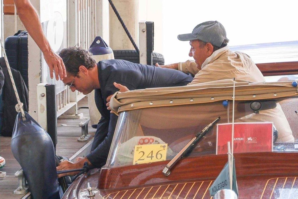 Ατύχημα για τον Τζουντ Λο στην Βενετία: Παραπάτησε από το θαλάσσιο ταξί που έβγαινε – Δείτε βίντεο