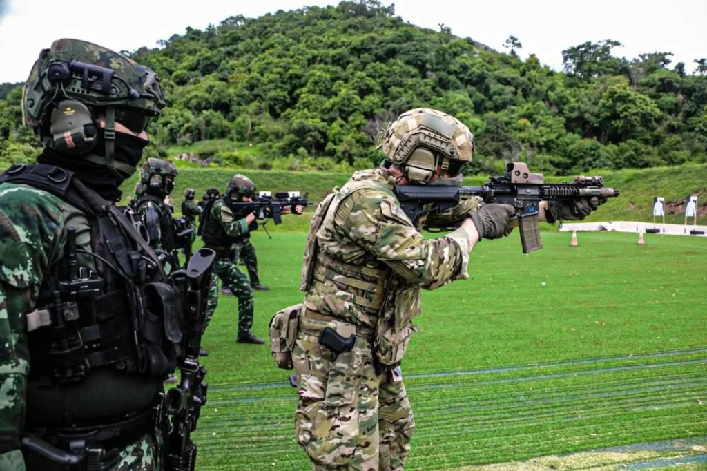 Με τα διδάγματα του πολέμου στην Ουκρανία: Πώς ομάδες του στρατού της Ταϊλάνδης προωθούνται στην Phu Makhuea (vid)