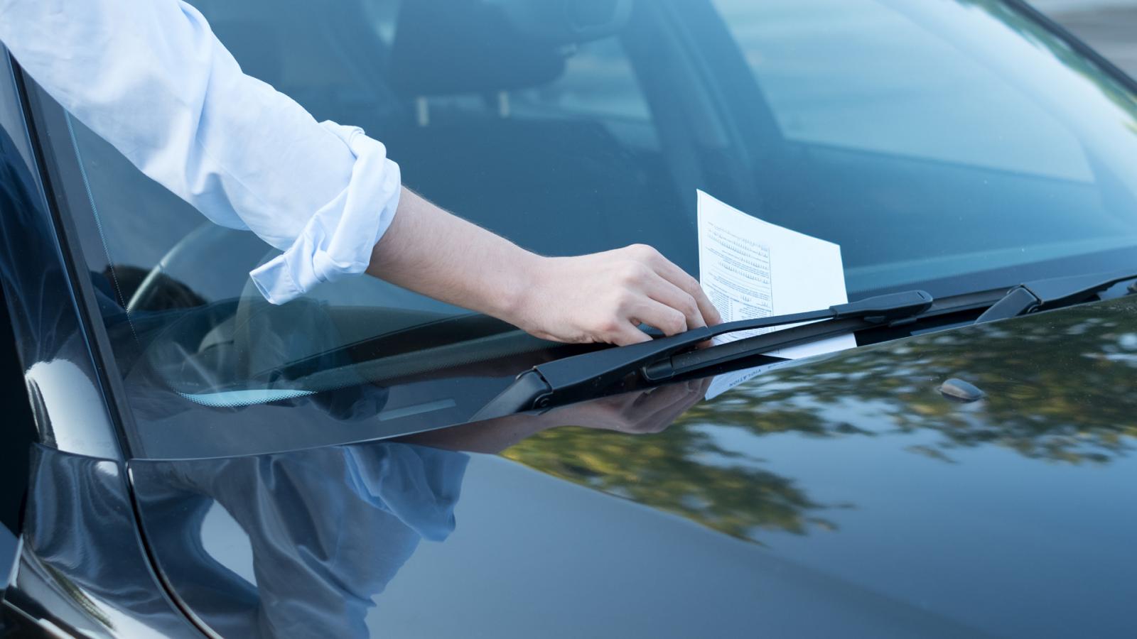 Τι πρέπει να κάνετε αν βρείτε ένα χαρτάκι στο παρμπρίζ του αυτοκινήτου σας