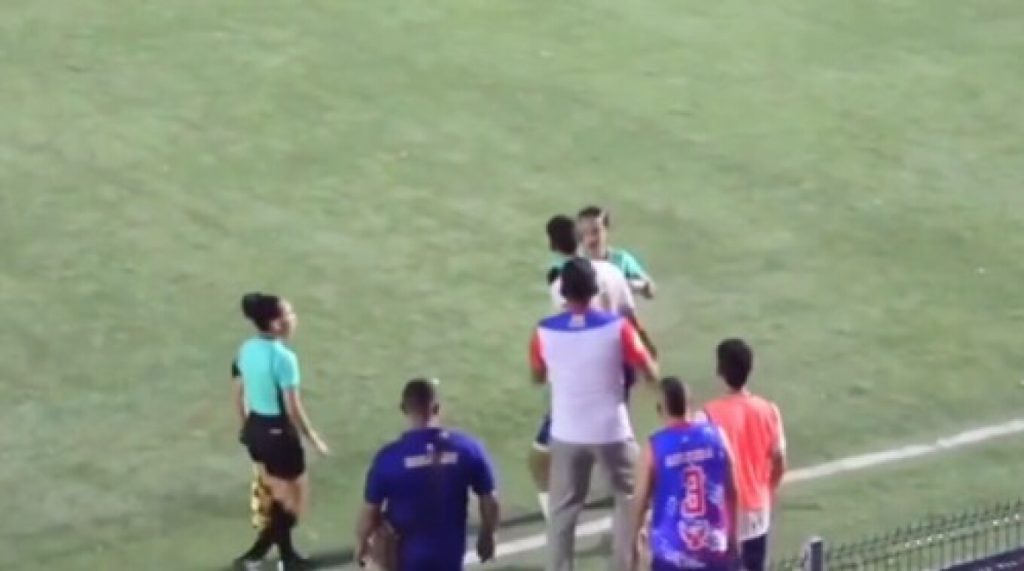 Ποδοσφαιριστής στην Κολομβία χαστούκισε γυναίκα διαιτητή επειδή τον απέβαλε! (βίντεο)