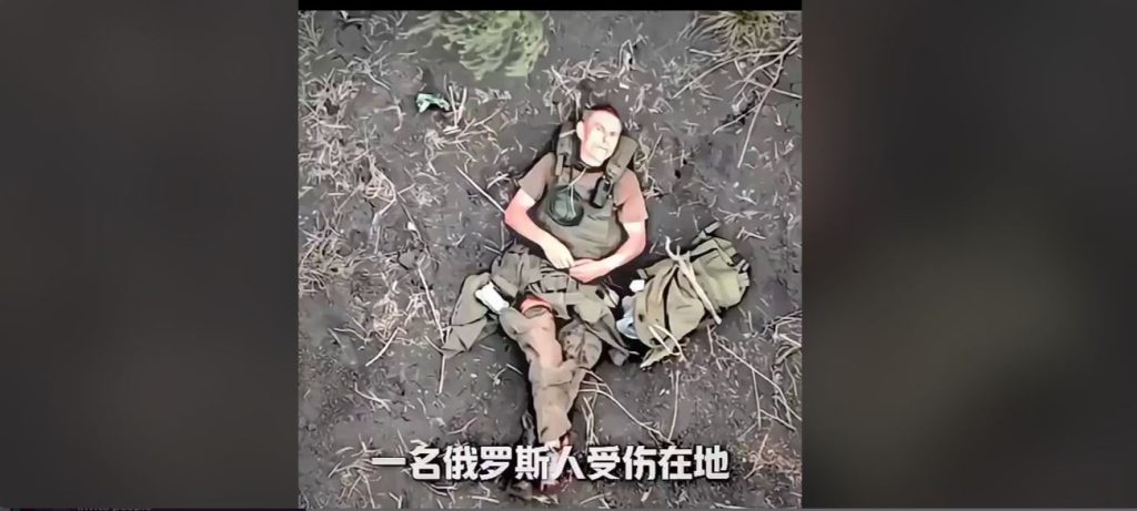 Τραυματισμένος Ρώσος στρατιώτης απομακρύνει ψύχραιμα χειροβομβίδα ουκρανικού drone για να μην τον σκοτώσει (βίντεο)