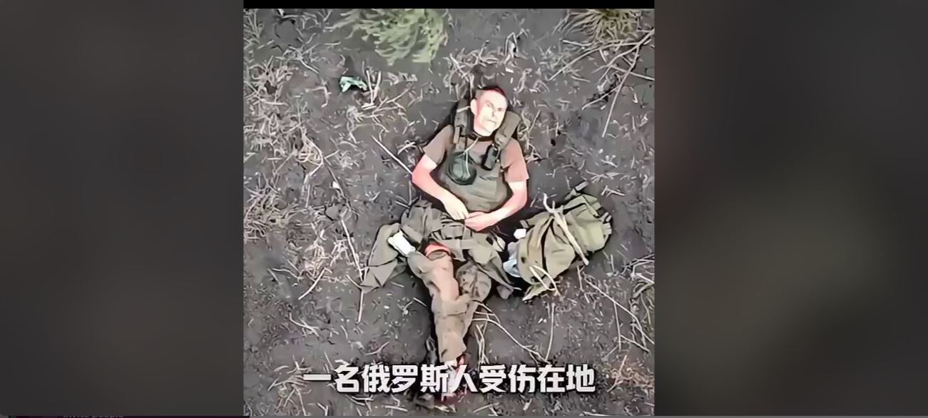 Τραυματισμένος Ρώσος στρατιώτης απομακρύνει ψύχραιμα χειροβομβίδα ουκρανικού drone για να μην τον σκοτώσει (βίντεο)