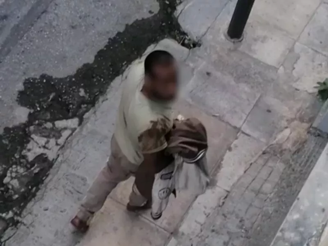 Άνδρας κυκλοφορεί ξυπόλητος και παρενοχλεί γυναίκες – Δύο περιστατικά σε Εξάρχεια και Περιστέρι (βίντεο)