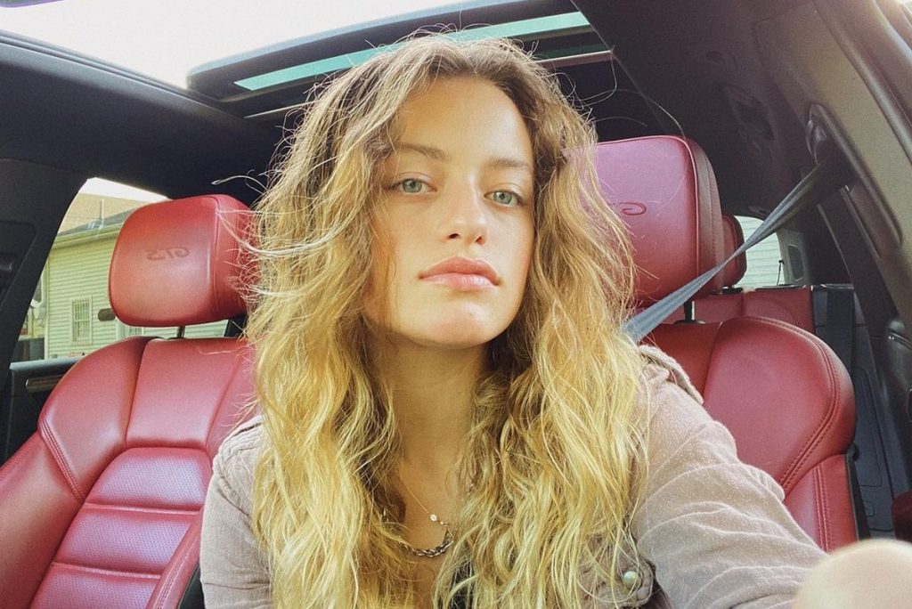 «Ατελείωτες» οι καλοκαιρινές βουτιές για τη Γ.Μερκούρη: Φωτογραφήθηκε με μπικίνι σε παραλία της Κρήτης